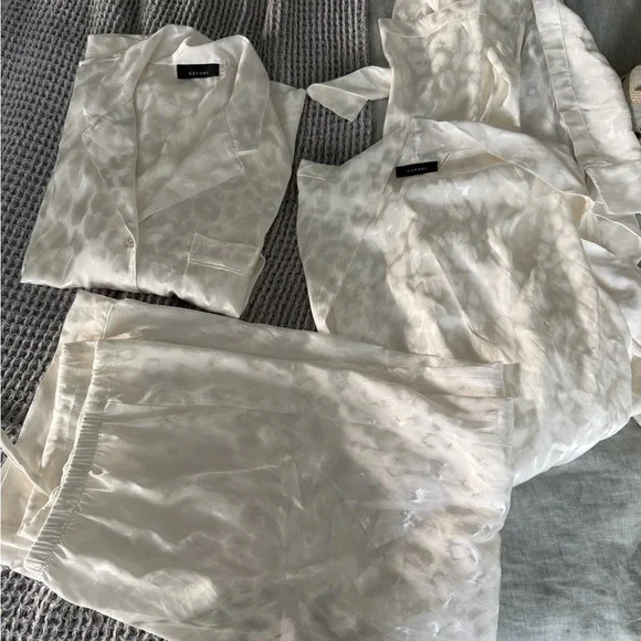 Natori Decadence Cream Pajamas Set with robe - Picture 2 of 10